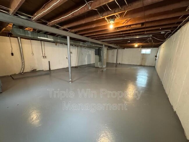 Building Photo - 9609 Winkler Dr