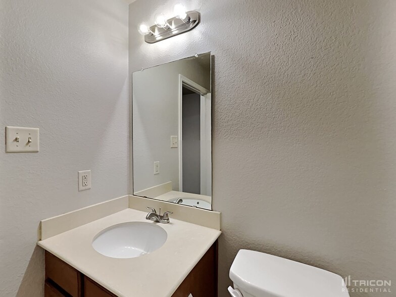 Building Photo - 336 Carlyle St