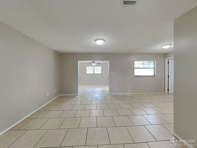 Building Photo - 1525 Guinevere Dr