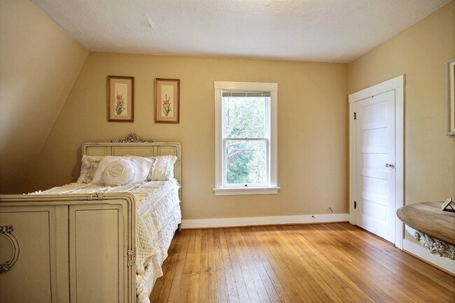 Building Photo - Charming Victorian home with private driveway
