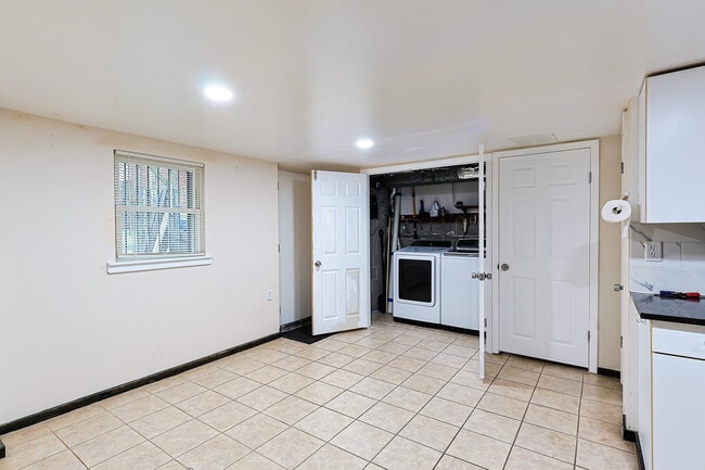 Building Photo - 2421 Vista St