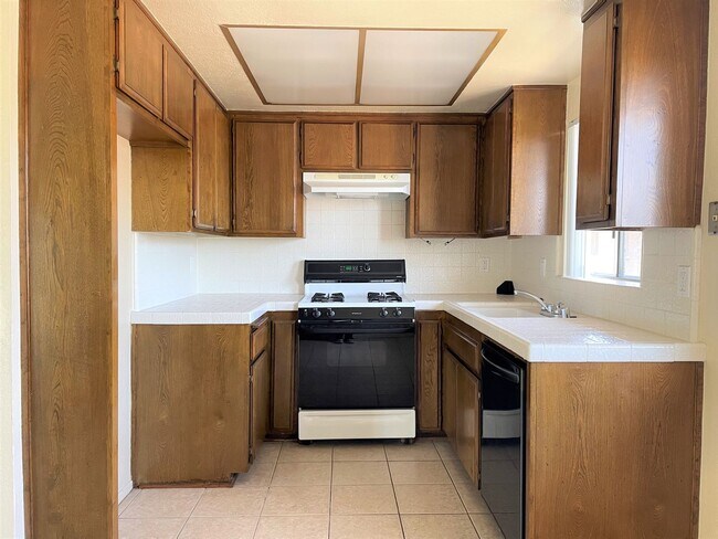 Building Photo - Open and Spacious 2 Bedroom, 1 Bathroom Apartment in San Pedro