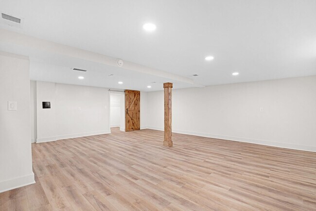 Building Photo - Beautiful Renovated 3 Bedroom Home For Ren...