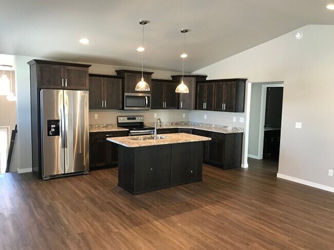 Building Photo - 4 Bed 3 Bath Single Family Home