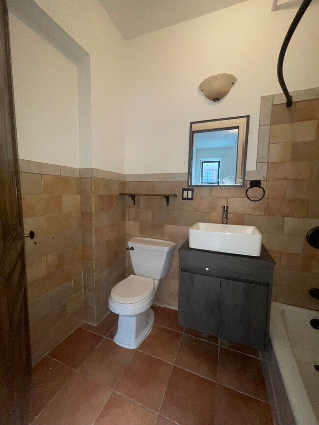 Building Photo - 2832 W 19th St