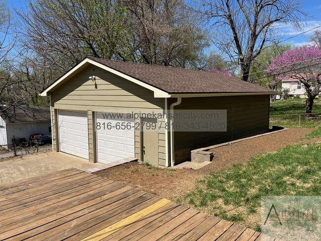 Building Photo - Northland Home, Amazing Detached Garage/Shop!