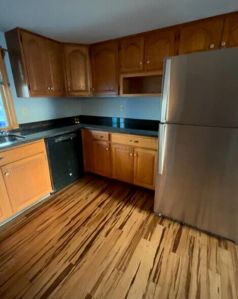 Building Photo - 132 Pitman St