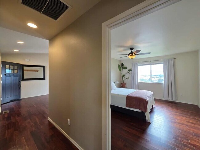 Building Photo - 3950 NE Vista del Rey Dr