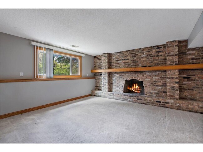 Building Photo - 1735 Walnut Ln