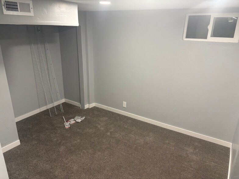 Building Photo - 8757 W Helen Dr