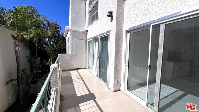 Building Photo - 5420 Sylmar Ave