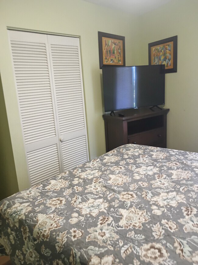 Building Photo - 111 S Oak Ct