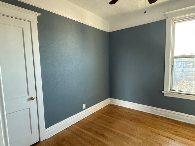 Building Photo - 4112 W Wellington Ave