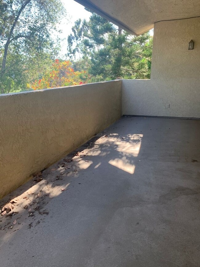 Building Photo - Spacious Lake Forest condo available 09/05...