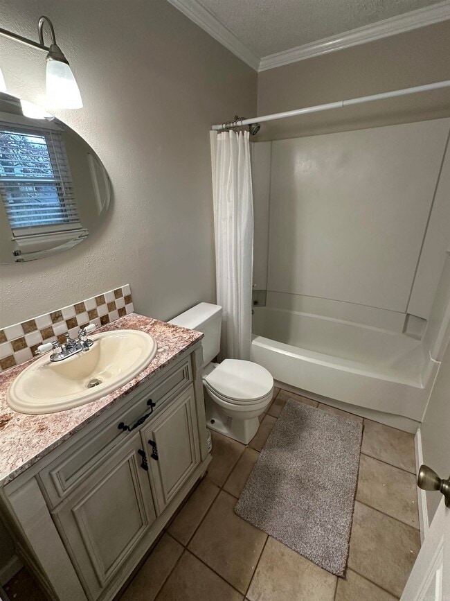 Building Photo - 9 Oak Forest Dr