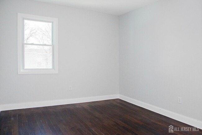 Building Photo - 52 Smith St