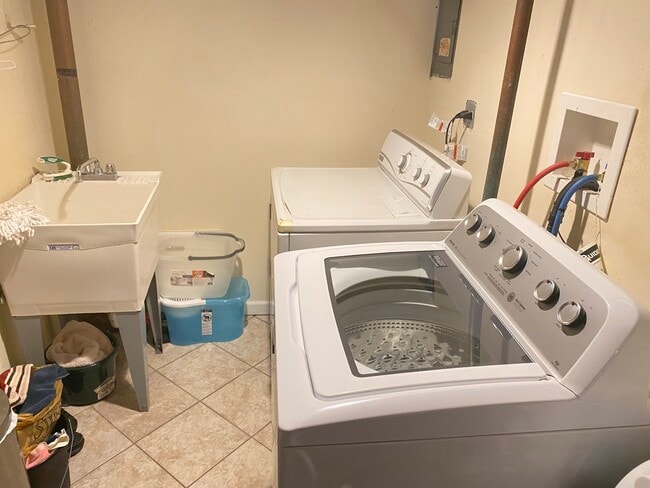 Building Photo - 1949 Governors Ln