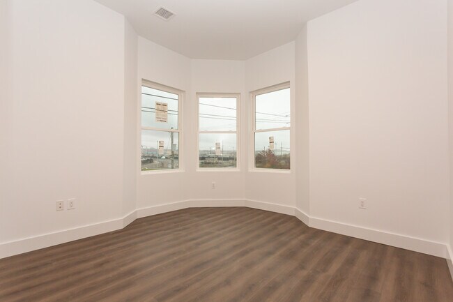 Building Photo - 91 E 21st St