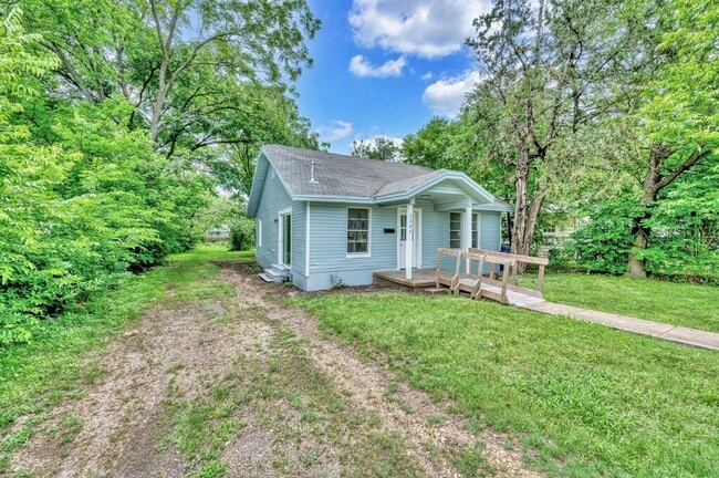 Building Photo - Newly remodeled 3 bedroom/2 baths coming s...