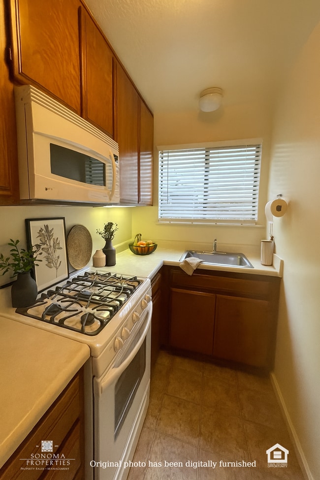 Building Photo - Spacious One Bedroom Lower Level Duplex