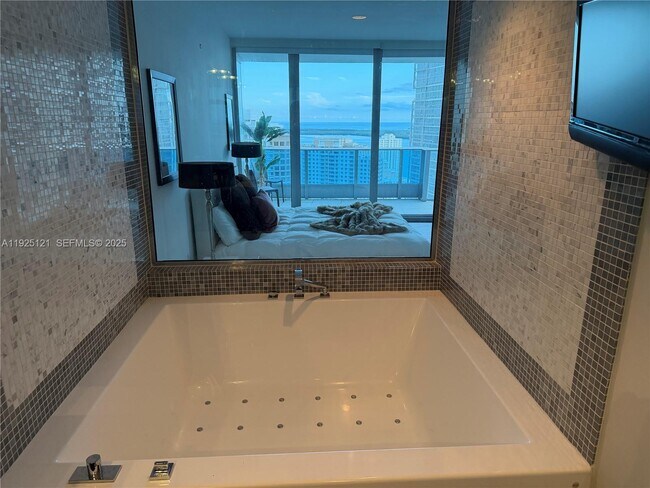 Building Photo - 200 Biscayne Blvd Way