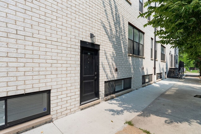 Building Photo - 1900 W 17th St