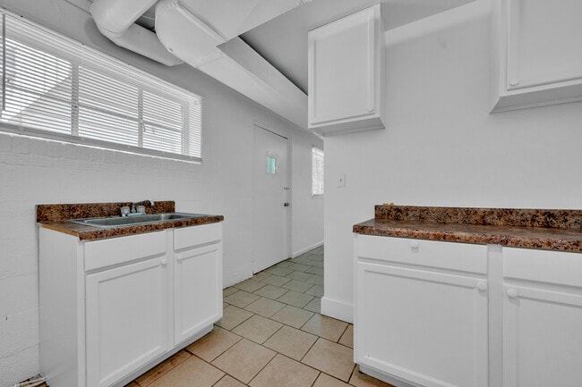 Building Photo - 204 3rd Ave