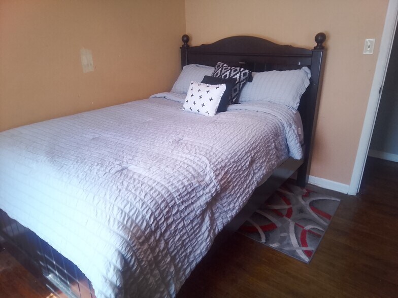 Building Photo - 10208 E 7th St