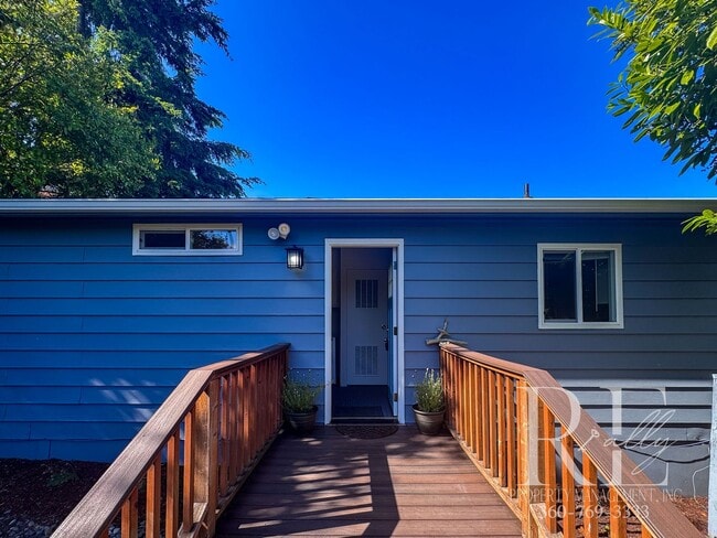 Building Photo - Coastal 3-Bed Home with Stunning Puget Sou...