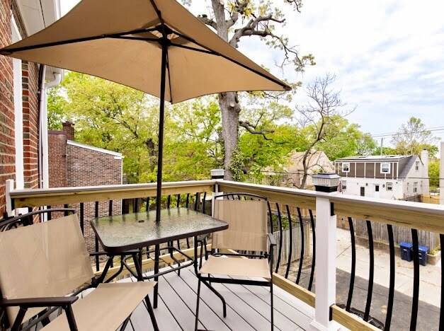 Private Deck and seating - 512 Mellon St SE