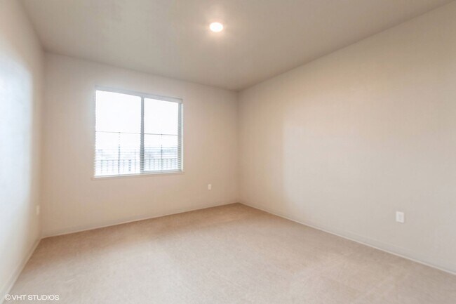 Building Photo - 1 Bedroom / 1 Bathroom Apartment!