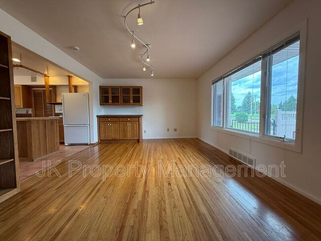 Building Photo - 806 Forest Ave