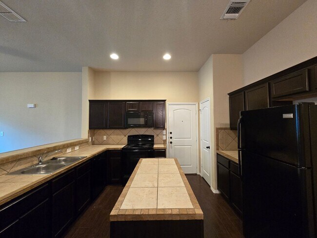 Building Photo - 3/2/2 Duplex Close To Creekside Shopping C...