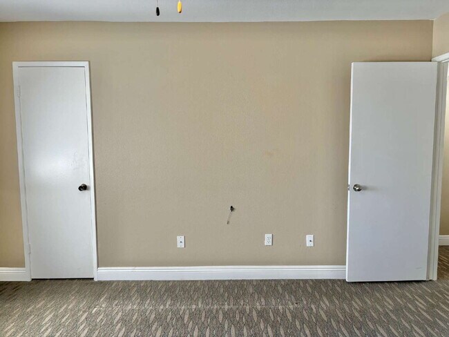 Building Photo - 2 Bedrooms Townhome Availble For Rent in I...