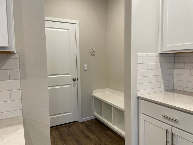 Building Photo - Don’t Miss This! Spacious Vancouver Home with Large Yard & Double Garage.
