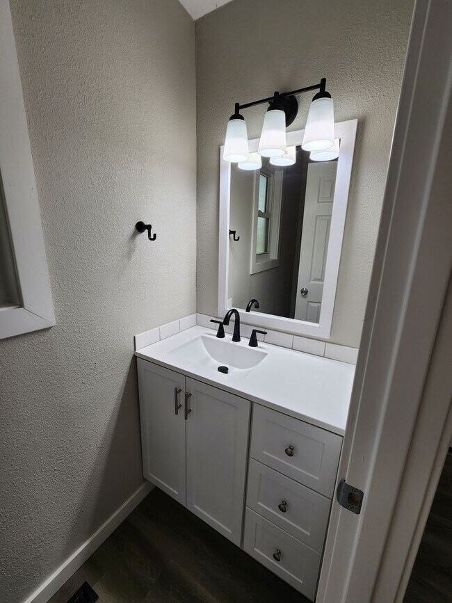 Building Photo - Spacious 4-Bedroom, 2.5-Bathroom Home AVAI...