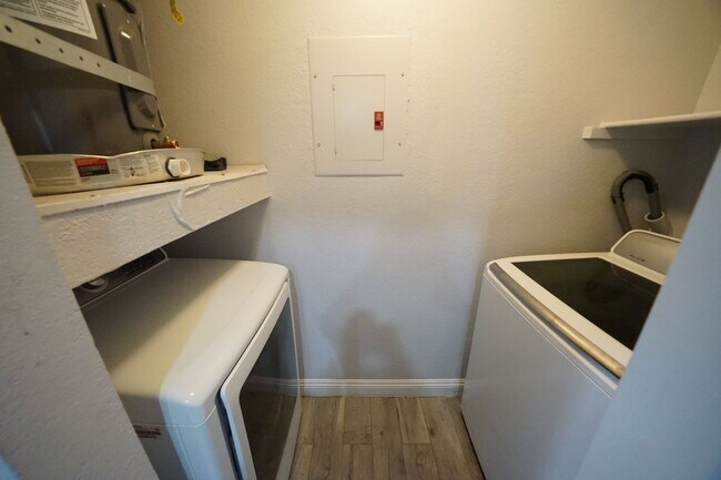 Building Photo - SHOWINGS AVAILABLE NOW