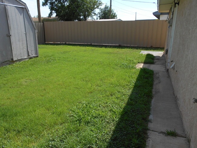 Building Photo - Nice Three Bedroom, 2 Bath home for rent.