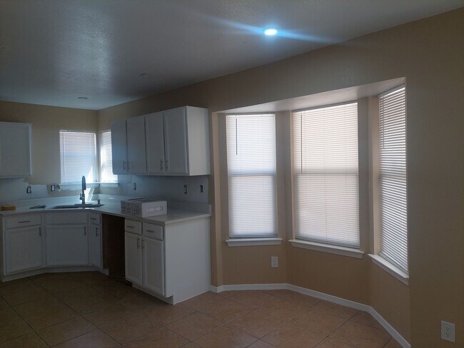 Building Photo - 4 BEDROOM 3 BATHROOM HOME! fully remodeled...