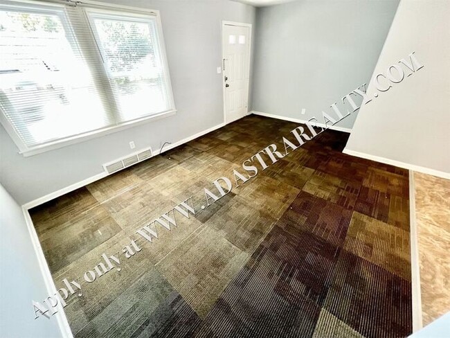 Building Photo - Beautiful 2 Bed 1 Bath Duplex in Independence-Available in FEBRUARY!!