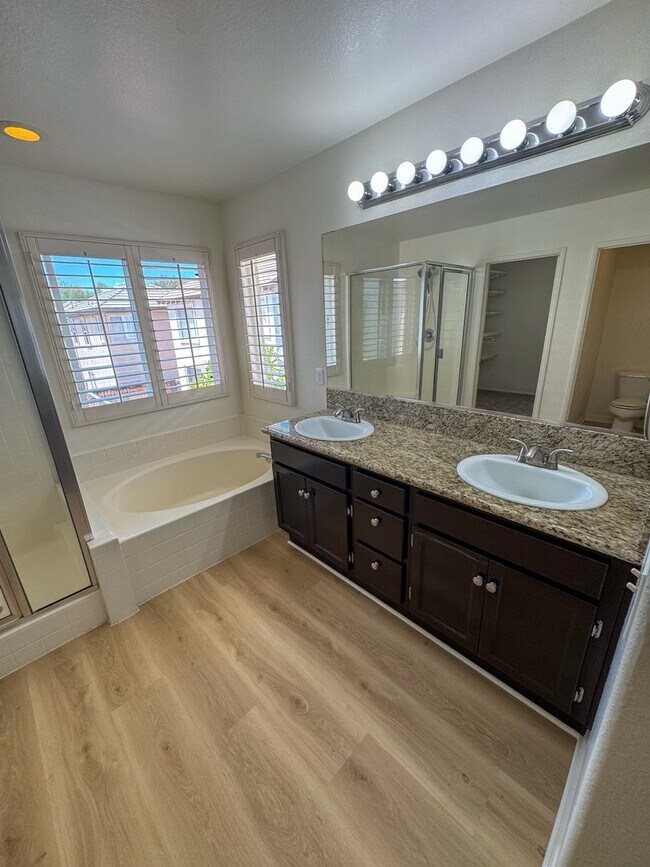 Building Photo - 4 Bedroom home available for Lease in Cent...
