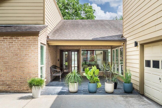 Building Photo - 1550 Wood Lodge Dr