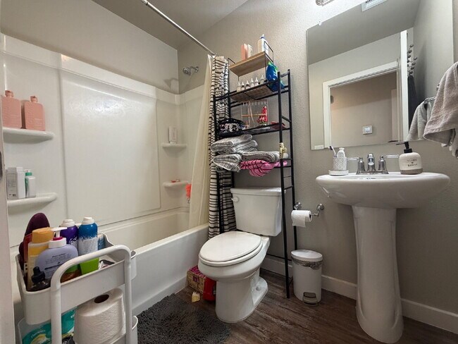 Building Photo - Charming 3-Bed, 2-Bath Retreat in Wolfforth