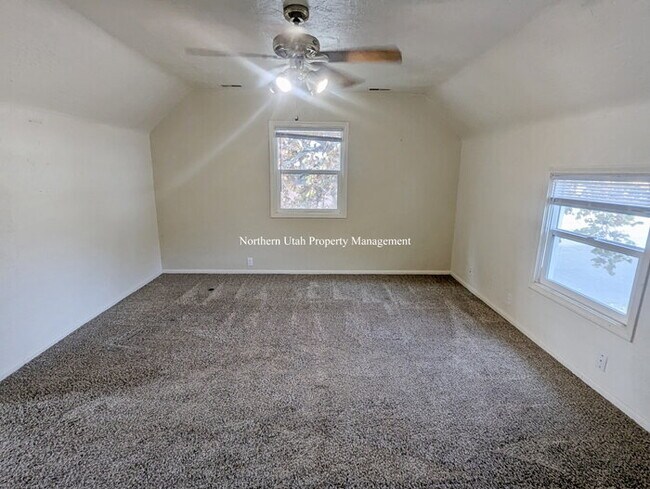 Building Photo - Upper Unit 2 Bed 1 Bath