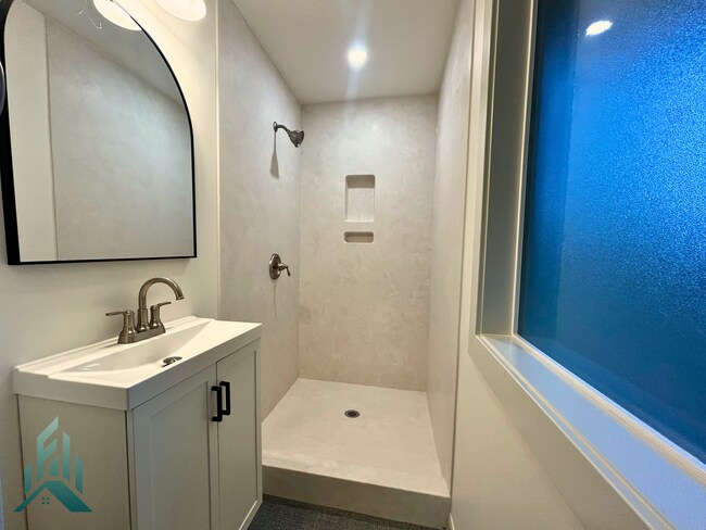 Building Photo - 1005 NW 30th St