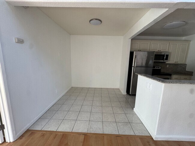 Building Photo - Beautiful Condo in Bonita