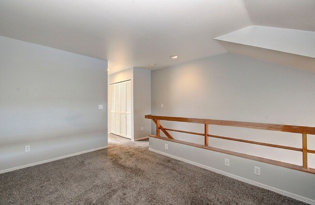 Building Photo - Bright Loft Condo with Stunning Columbia River Views