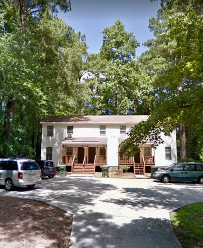 Building Photo - 105 E Circle Dr