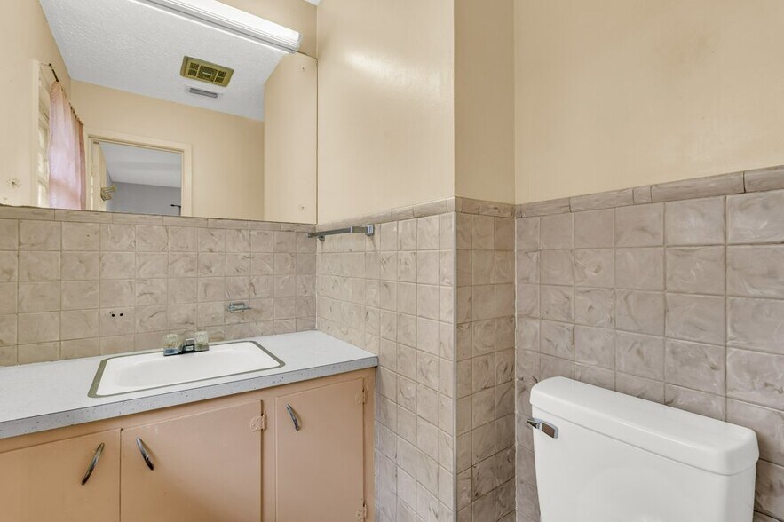 Building Photo - 711 Hemlock St