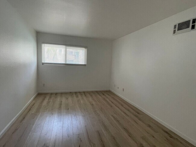 Building Photo - Remodeled 1 Bedroom in San Diego!! Water/Trash Included
